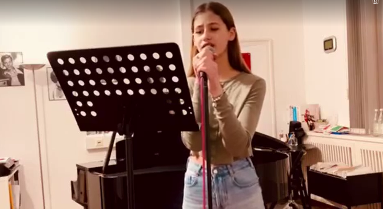 Erina Asipi paraqitet me cover të këngës së Arbnore Zogjanit në përvjetorin e pavarësisë