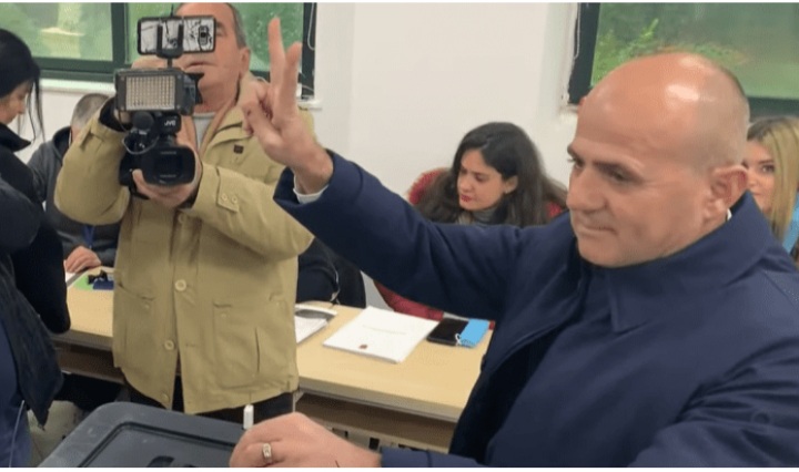 Me dy gishtat lart, hedh votën në kuti kandidati i PD për Durrësin, mesazh qytetarëve: Dilni dhe votoni për të ardhmen