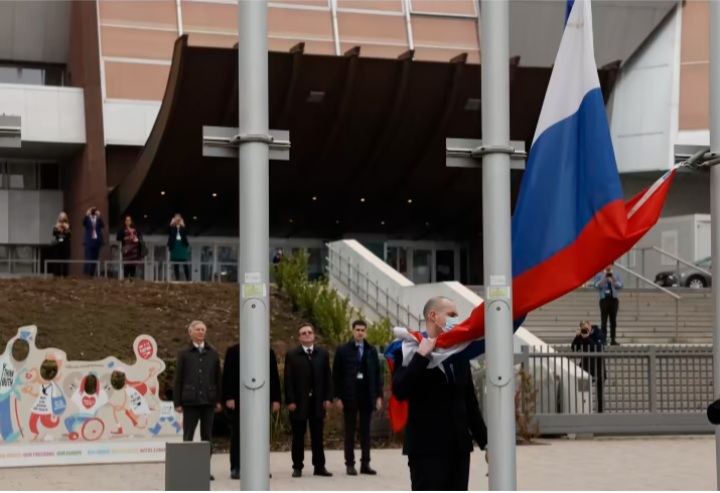 HERA E PARË NË HISTORI/ Këshilli i Europës përjashton zyrtarisht Rusinë, hiqet flamuri i vendosur jashtë selisë në Strasburg