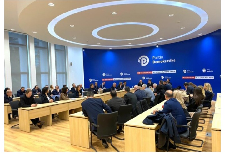 Mbledhja e grupit parlamentar, kush janë deputetët e PD që mungojnë (Emrat)