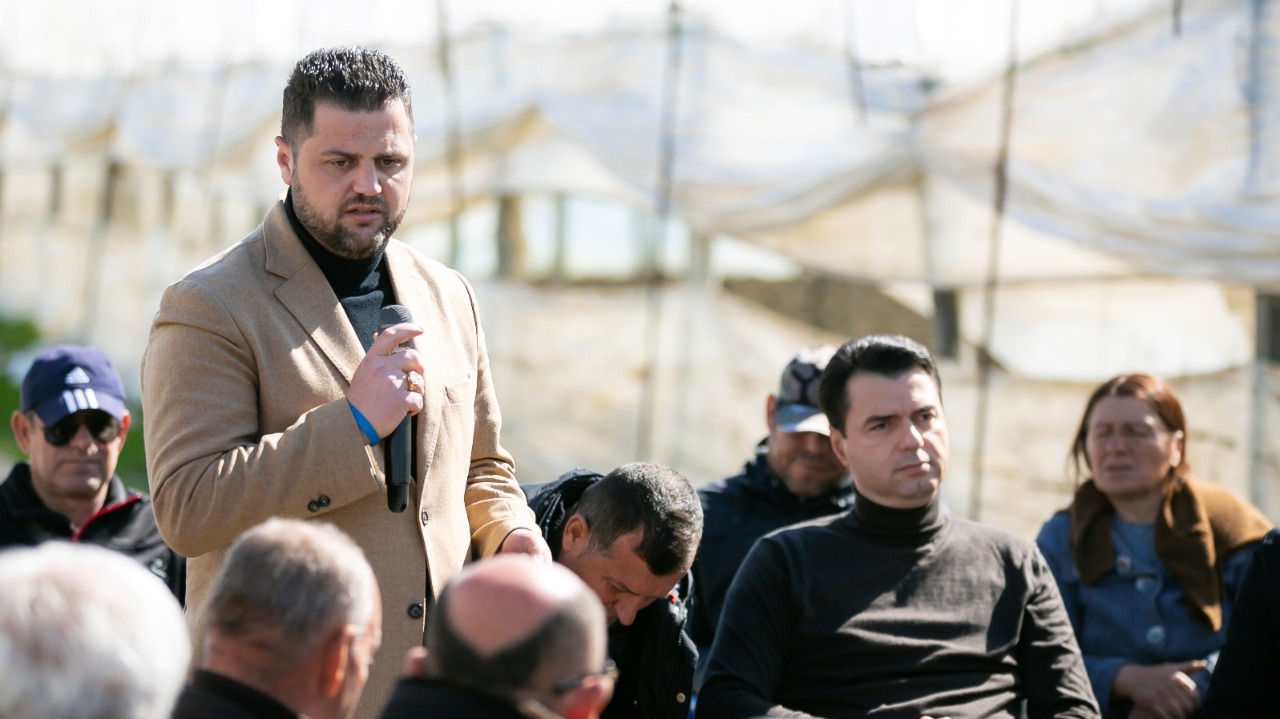 Basha takim me fermerët në Lushnje. Jep garanci për kandidatin e PD Indrit Sefa, aleat i juaj