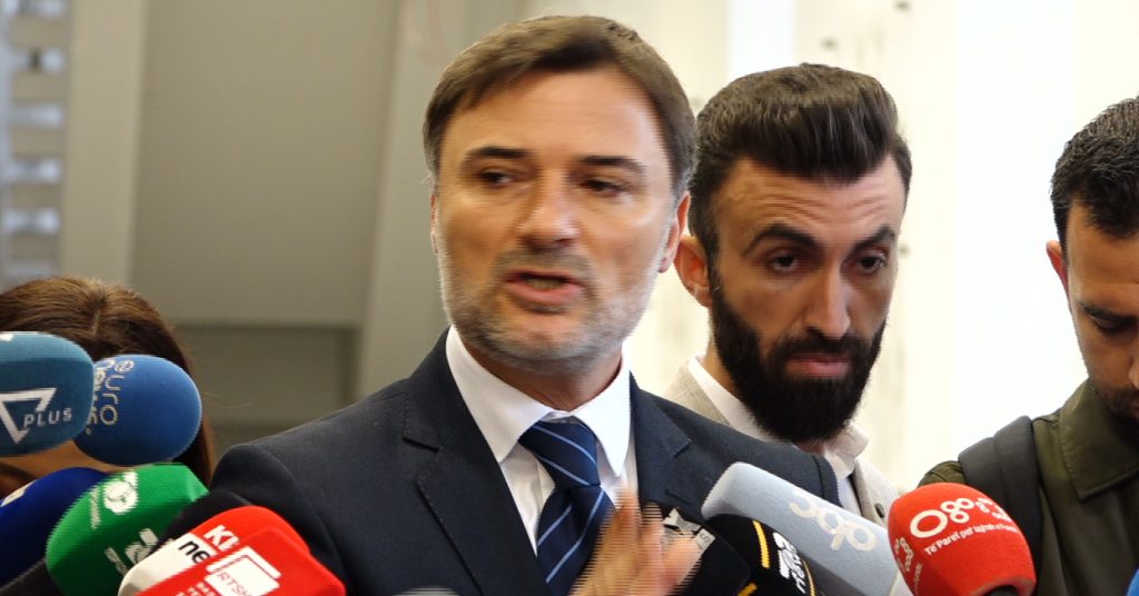 Alibeaj: Bashkimi i demokratëve nuk bëhet me pushtim selie siç bëri Berisha sot