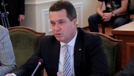 Prefekti i Lezhës njofton dorëheqjen me një mesazh të “koduar”: Jeta fillon të mbarojë ditën kur heshtim (E PLOTË)