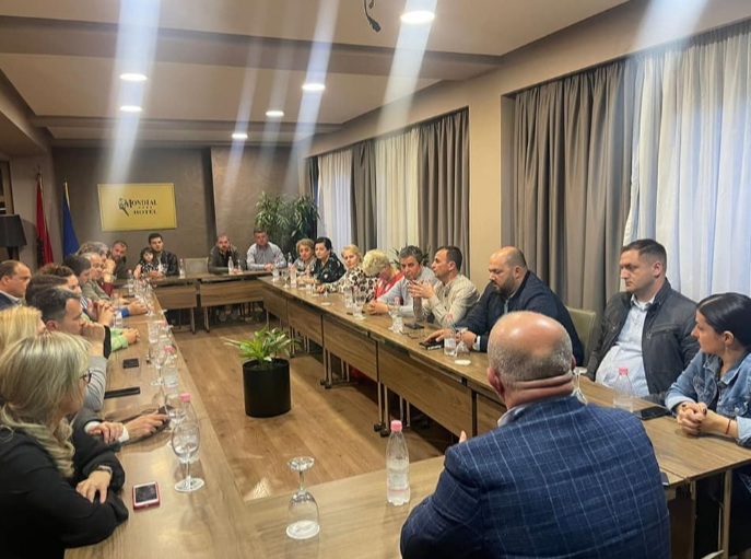 Dega 7 e Tiranës, thirrje për bashkimin e demokratëve. (FOTO)