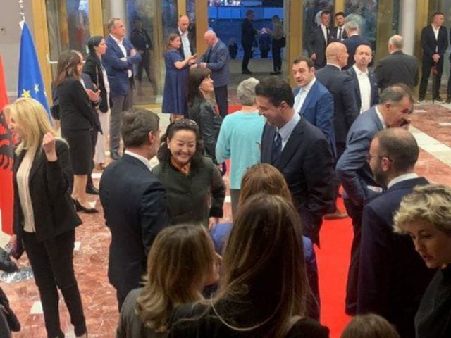 FOTO/ Ambasadorja Yuri Kim fotografohet e qeshur krah Bashës dhe Alibeajt, “Dita e Evropës” bën bashkë diplomaten dhe politikanët