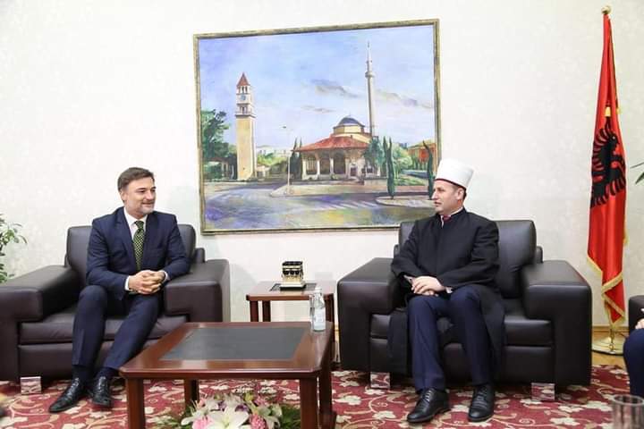 ?Alibeaj dhe deputetët e PD vizitë në Komunitetin Mysliman për Bajram