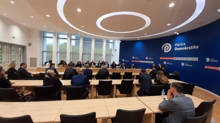 Zbardhen debatet brenda grupit parlamentar të PD