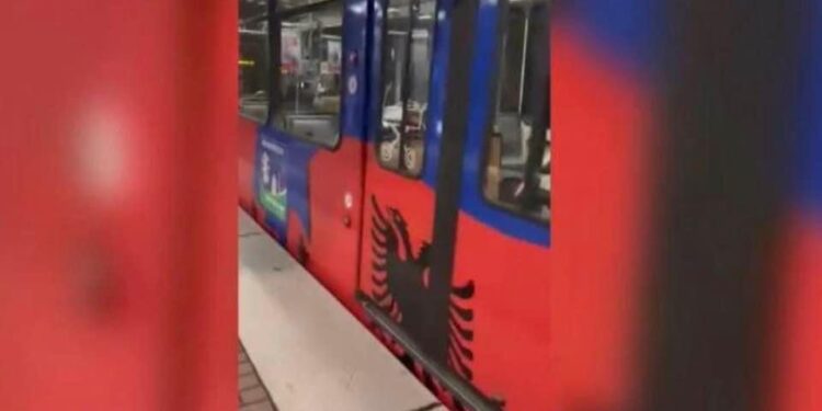 EURO 2024/ “Mirësevini”, treni në Gjermani vishet me ngjyra kuqezi pak muaj para Europianit të Futbollit