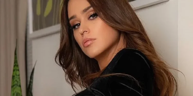 FOTO/ Moderatorja e njohur nuk përmbahet, publikon foto sensuale në shtrat me format e saj bombastike