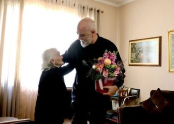 Forcat e reja/ Rama i dorëzon kartën e anëtarësisë socialistes 100 vjeçe në Lushnjë