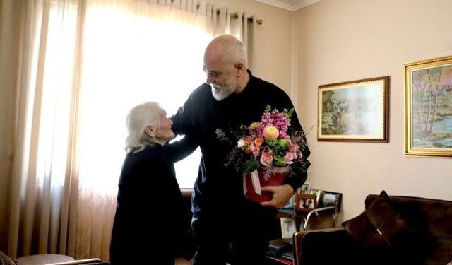 Forcat e reja/ Rama i dorëzon kartën e anëtarësisë socialistes 100 vjeçe në Lushnjë