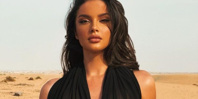 Oriola Marashi nudo ‘çmend’ rrjetin, poston foto nën petalet e trëndafilave