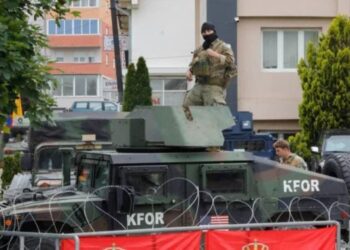 KOSOVË/ “Ushtria serbe largohet nga kufiri”, KFOR: Jemi të gatshëm dhe të pajisur për të vepruar