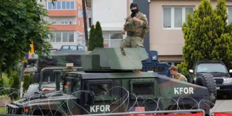 KOSOVË/ “Ushtria serbe largohet nga kufiri”, KFOR: Jemi të gatshëm dhe të pajisur për të vepruar