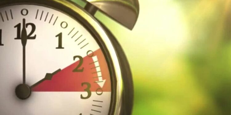 Ora verore “çakordon” njerëzit, mos harroni se për tre ditë akrepat shkojnë 60 minuta para