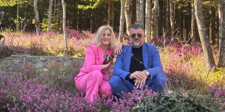 “Gëzuar ditëlindjen gruas më të mrekullueshme”, mesazhi pikant i kaubojsit për bashkëshorten e tij me rastin e datëlindjes