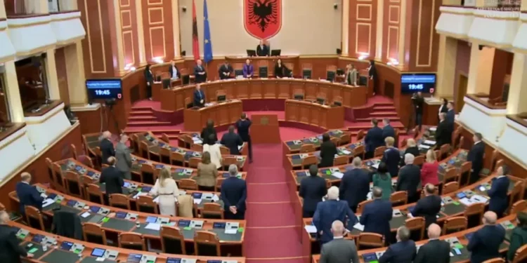 Mazhoranca dhe opozita bashkojnë votat për marrëveshjen me Kolegjin e Evropës, Kuvendi miraton katër projektligje