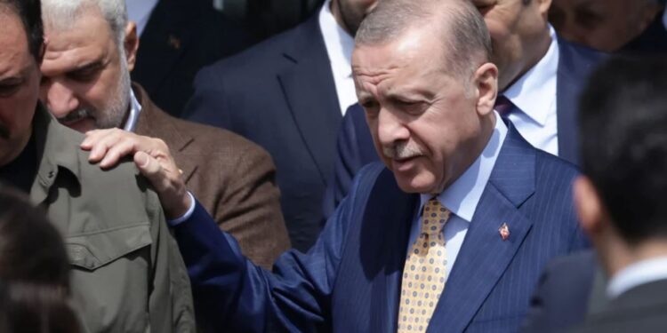 “Humbje e trefishtë e Erdogan në zgjedhjet lokale”, “Reuters”: Turqit e ndëshkuan!