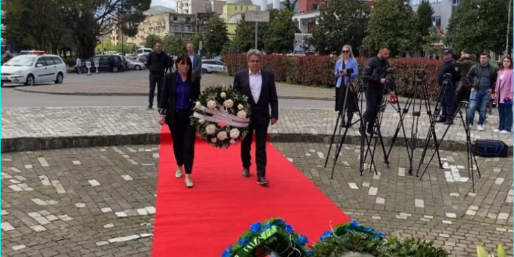 FOTO E DITËS/ Shkodra kujton 2 prillin! Për herë të parë nderon një socialist. Demokratët të ndarë edhe në homazhe!