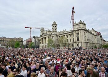 Budapest/ Kërkohet rrëzimi i Orban! Dhjetëra mijëra njerëz marshojnë drejt Parlamentit
