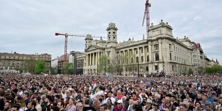 Budapest/ Kërkohet rrëzimi i Orban! Dhjetëra mijëra njerëz marshojnë drejt Parlamentit