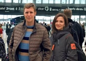 FOTO/ Të kapur dorë për dore, Blerta Celibashi dhe Princ Leka shëtisin në rrugët e Tiranës, pas divorcit të BUJSHËM me Elian