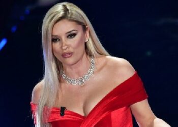 E PAPRITUR/ Alketa Vejsiu ‘goditet’ me kanaçe në skenën e ‘X Factor’ sapo tha emrin e një prej finalistëve