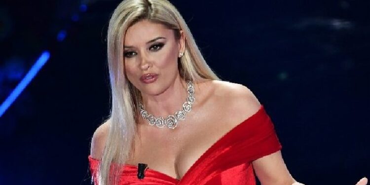 E PAPRITUR/ Alketa Vejsiu ‘goditet’ me kanaçe në skenën e ‘X Factor’ sapo tha emrin e një prej finalistëve