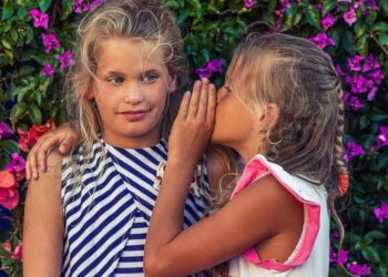 Pse njerëzit bëjnë thashetheme për jetën personale të të tjerëve?