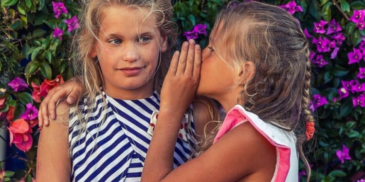 Pse njerëzit bëjnë thashetheme për jetën personale të të tjerëve?