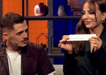 “A do të bëhesh gruaja ime?” Bardhi ulet në gjunjë dhe i propozon Sarës për martesë