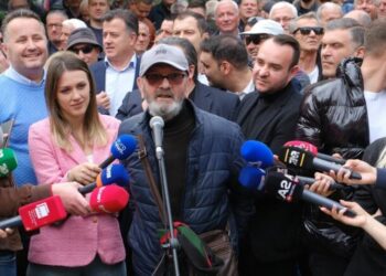 “Fshati digjet, k*rva krihet”, aktori Mehdi Malkaj shpërthen në protestë: Të ngrihen të gjithë, jemi keq!