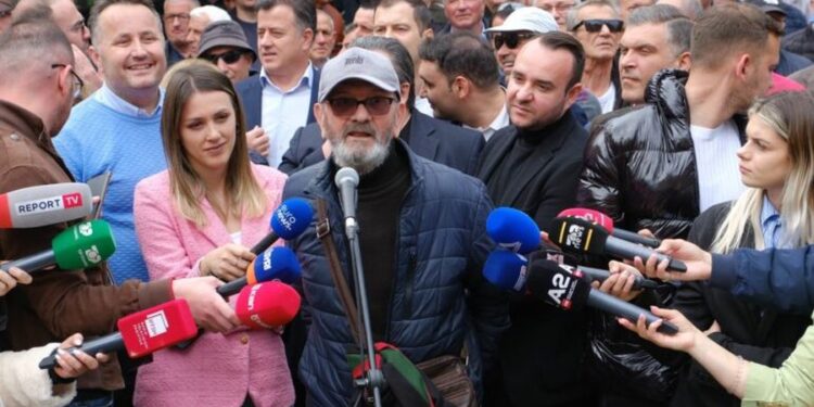 “Fshati digjet, k*rva krihet”, aktori Mehdi Malkaj shpërthen në protestë: Të ngrihen të gjithë, jemi keq!