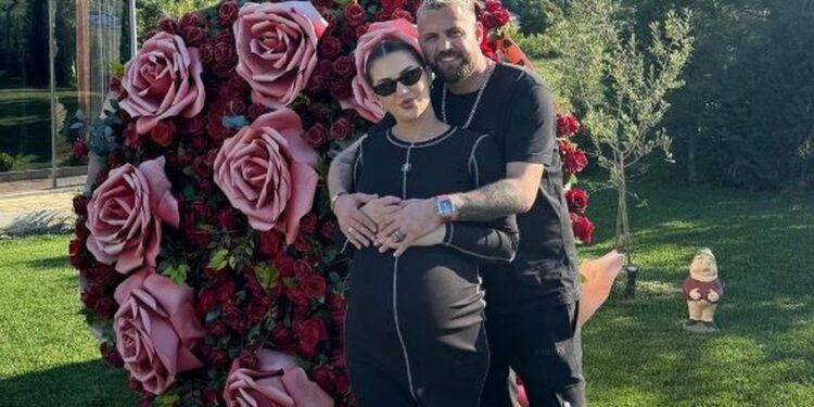 VJEN LAJMI I SHUMËPRITUR! Luizi dhe Kiara bëhen PRINDËR për herë të parë, këngëtari publikon FOTON e ËMBËL