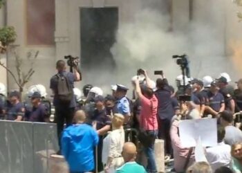 FOTO/ Tym dhe flakë para Bashkisë, protestuesit hedhin flakadanë e molotov drejt godinës