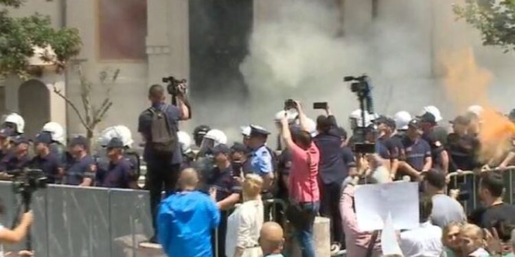 FOTO/ Tym dhe flakë para Bashkisë, protestuesit hedhin flakadanë e molotov drejt godinës