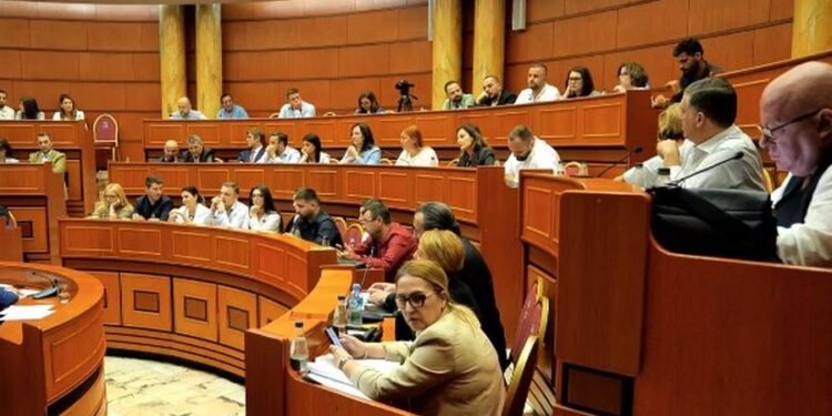 STUDIMI/ Pabarazi gjinore në këshillat bashkiake, gratë flasin pak dhe shpesh u kërkohet nga kryetarët që ta mbyllin gojën