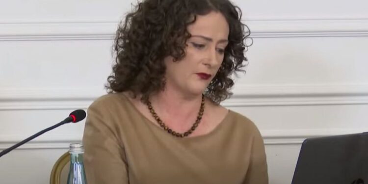 Argita Malltezi i rrëfen të gjitha, nga izolimi i babait dhe bashkëshortit, protestat te Bashkia e Tiranës, tek e ardhmja politike