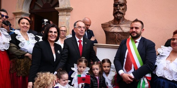 Në 3 komuna në Kalabri vendosen dy buste dhe një shtatore e Skënderbeut, Begaj-arbëreshëve: Jini ambasadorë të vlerave tuaja