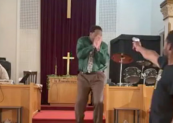 ‘Fryma e shenjtë’ shpëton pastorin, sulmuesi tërheq këmbëzën gjatë shërbesës në SHBA