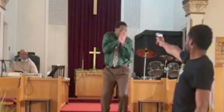 ‘Fryma e shenjtë’ shpëton pastorin, sulmuesi tërheq këmbëzën gjatë shërbesës në SHBA