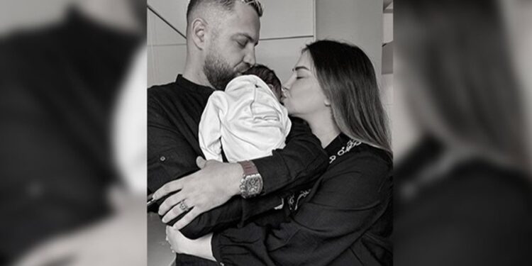 Kiara Tito publikon foton e parë familjare pas ardhjes në jetë të vajzës Luna Mari