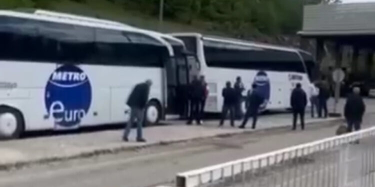 Vizita e Ramës në Greqi, ironizon “kaubojsi”: Kapshtica mbingarkohet me “militantë”, pasi ka frikë braktisjen nga emigrantët (video)