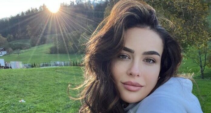 Video e Xhensila Myrtezajt duke puthur fëmijët e komunitetit rom bën xhiron e rrjetit! 