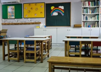 Vinin fëmijët në gjumë me ilaçe, arrestohen 4 punonjëse në një çerdhe