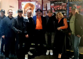 28 vite më parë njohu “dashurinë e jetës”, Ndocaj surprizon bashkëshorten me grupin “Elita 5”