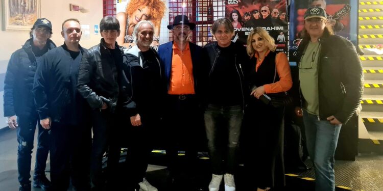 28 vite më parë njohu “dashurinë e jetës”, Ndocaj surprizon bashkëshorten me grupin “Elita 5”