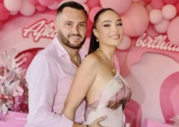 “Sa janë shtuar mashtruesit…”/ Xhensila vijon ‘thumbat’ ndaj Bes Kallakut