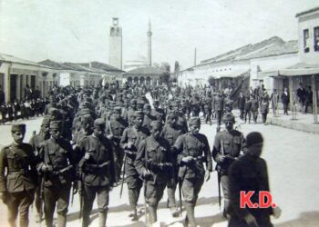 FOTO HISTORIKE/ Fan Noli me 300 ushtarë në varrimin e Avni Rustemit shpall “antikombëtare” qeverinë e Zogut, ditë më pas e rrëzon me dhunë