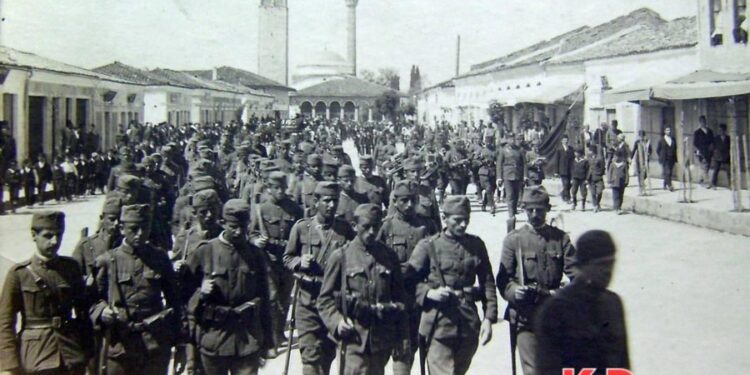 FOTO HISTORIKE/ Fan Noli me 300 ushtarë në varrimin e Avni Rustemit shpall “antikombëtare” qeverinë e Zogut, ditë më pas e rrëzon me dhunë